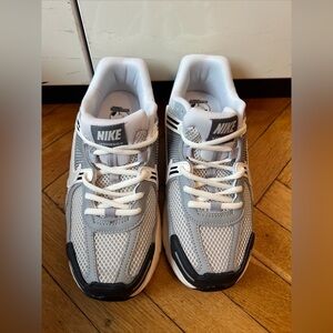 Nike men’s zoom vomero 5 Gray and White Sneakers